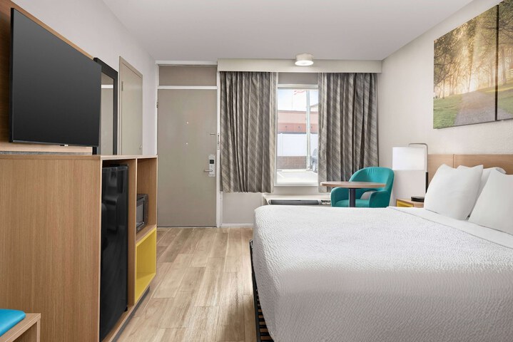 Room 8 of 16