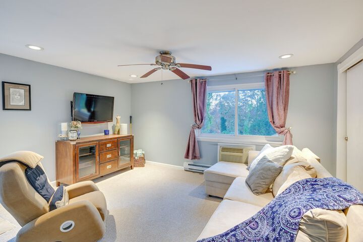 Cozy Dix Hills Apt w / Deck 7 Mi to Beach!