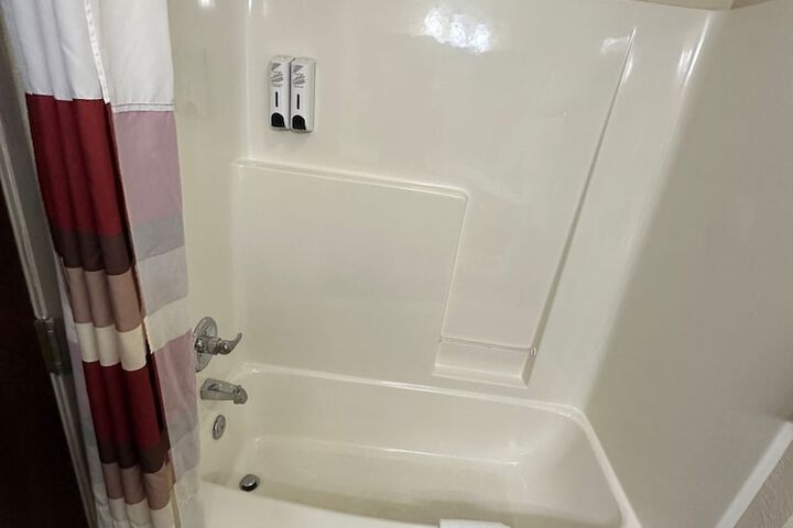 Econo Lodge Inn & Suites