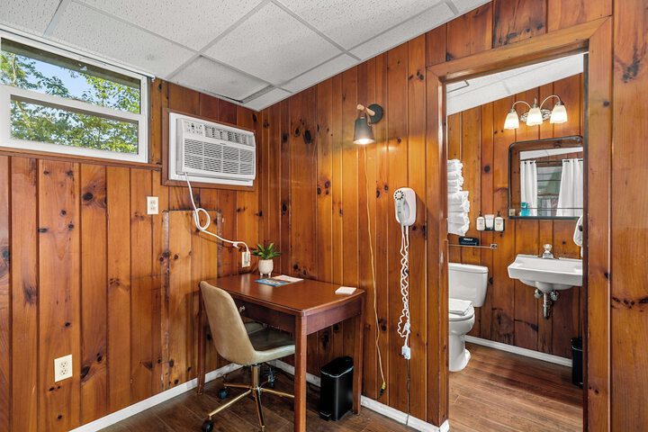 CedarWood Inn