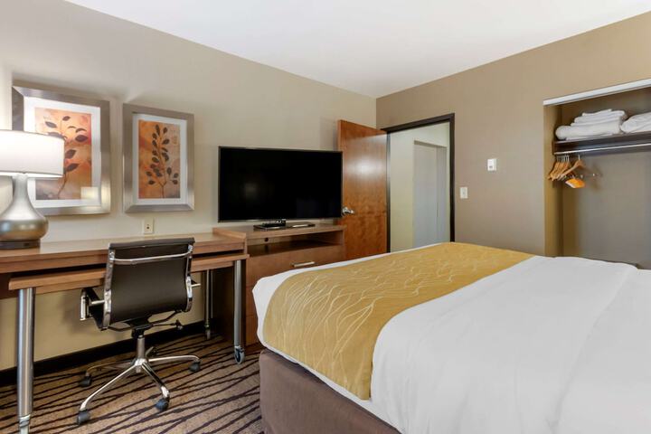 Comfort Inn & Suites Market - Airport