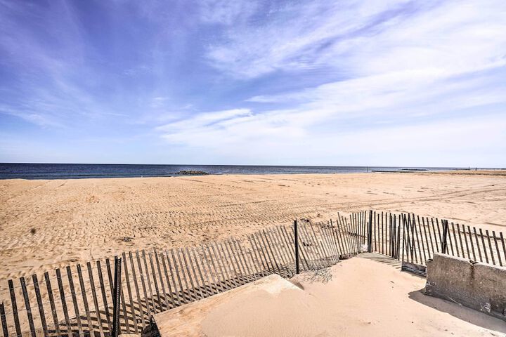Bright Belmar Cottage Half Mi to Boardwalk!