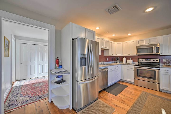 Bright Apartment - 1 / 2 Mi to Greenport Harbor!