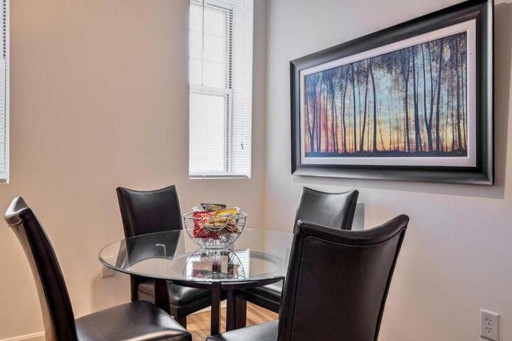 Gorgeous Apt with Kitchen