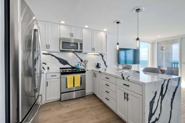 Solana Sunset Stunning Beachside Retreat for 4!