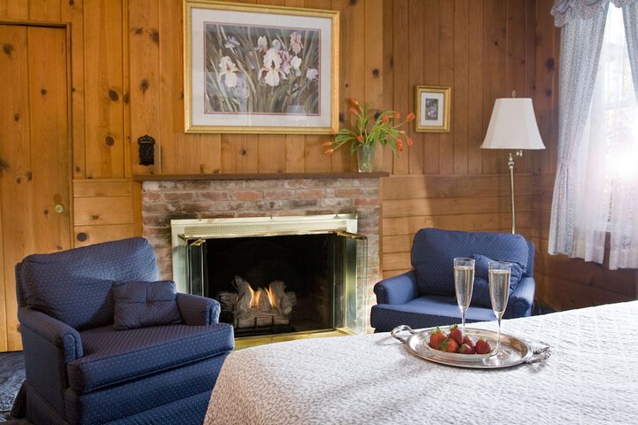 1906 Pine Crest Inn