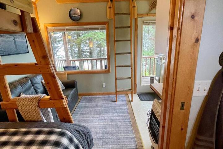 Lost Anchor Cabins - Ocean-view cabins on the bluff