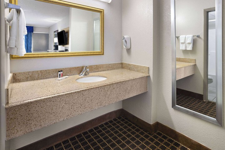Days Inn by Wyndham Waycross