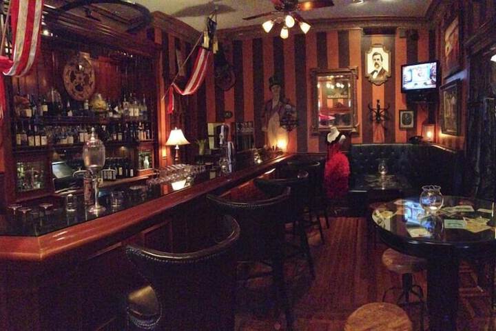 Lounge 16 of 17
