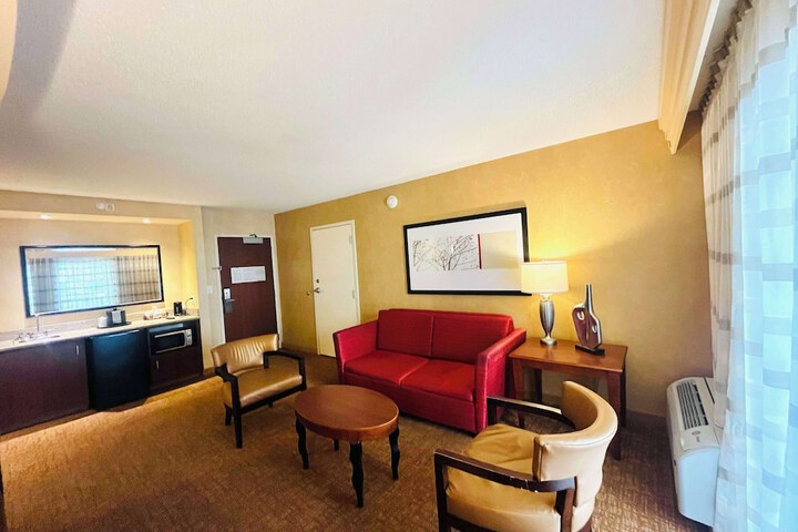 Room 33 of 46