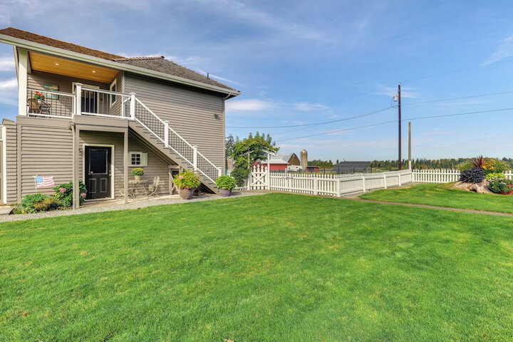 Idyllic Enumclaw Studio w / Mount Rainier Views