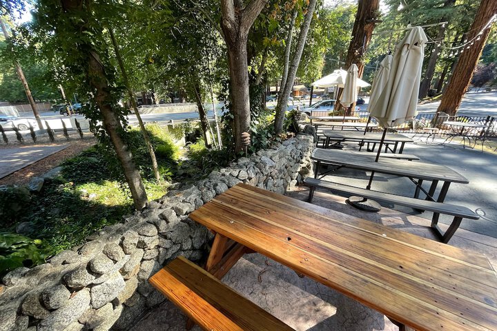 Lounge 77 of 99
