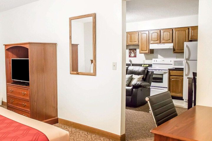 Econo Lodge Menomonie on the Bay