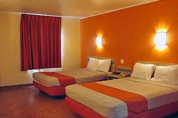 Room 32 of 40