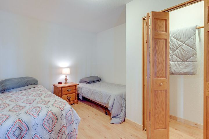 Lakefront Rhinelander Retreat w / Private Hot Tub!
