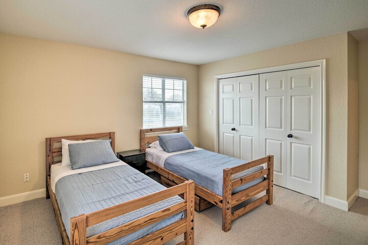 Apt w / Balconies - Steps to Kemah Boardwalk!