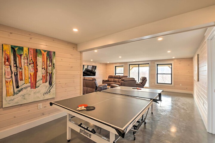 Secluded Kingfield Abode w / Idyllic Mtn Views