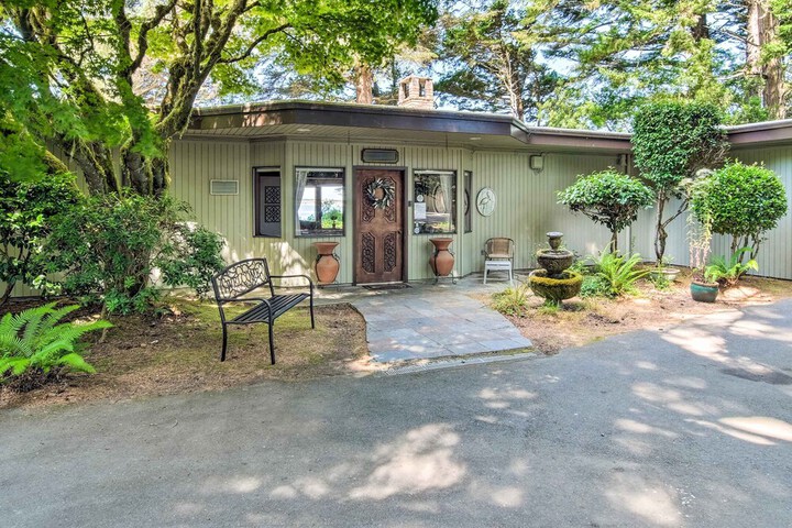 Enchanting Coos Bay Sanctuary w / Lush Views!