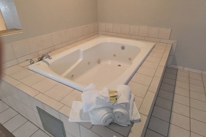 Days Inn & Suites by Wyndham Castle Rock