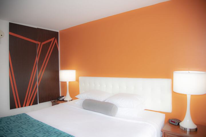 Howard Johnson Hotel & Suites by Wyndham Allentown / Dorney