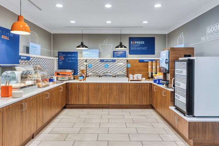 Holiday Inn Express & Suites Green Bay East by IHG