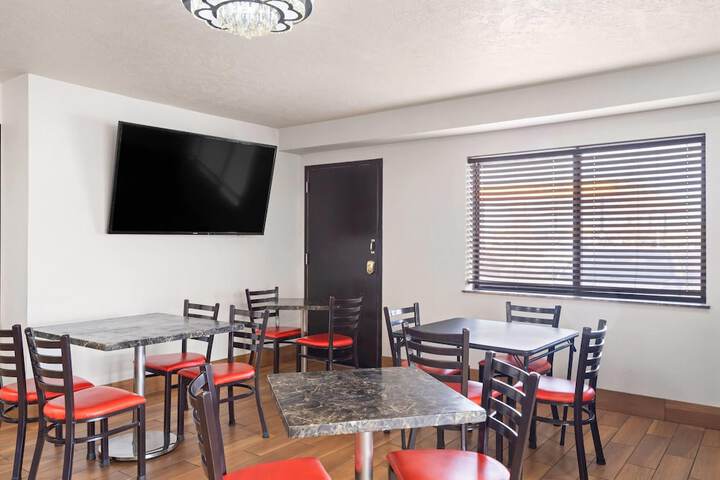 Super 8 by Wyndham Baker City
