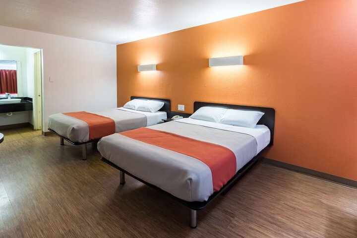 Room 13 of 27