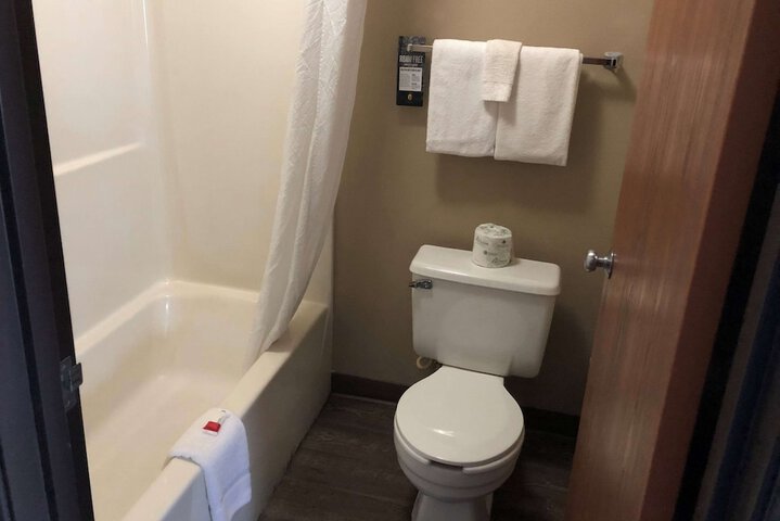 Super 8 by Wyndham Milwaukee Airport
