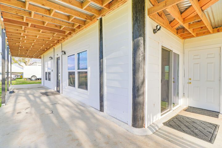 Modern Farmhouse in Del Valle: Rural Setting!