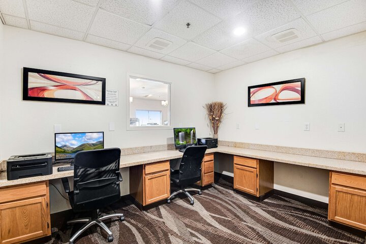 Business Center 34 of 37