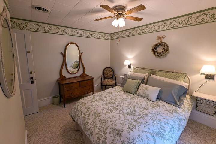 Hudson Manor Bed and Breakfast