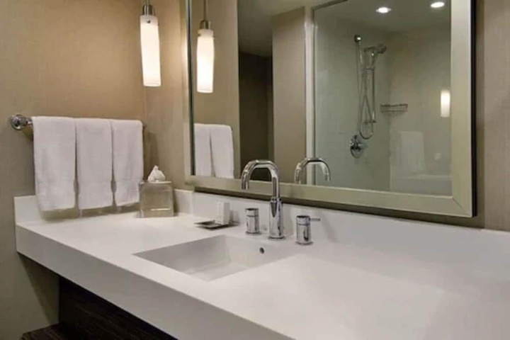 Hilton Toronto Airport Hotel & Suites