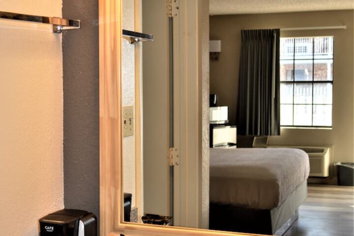 Room 27 of 39