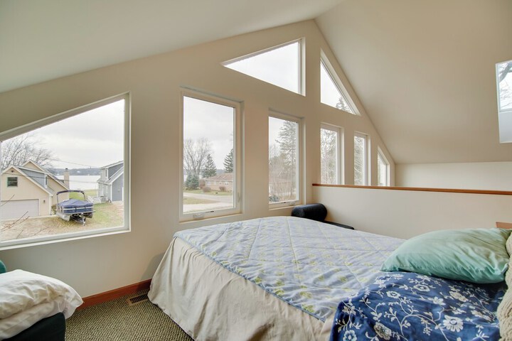 Twin Lakes Home - Walk to Lake Elizabeth!