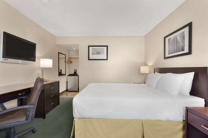 Room 12 of 16