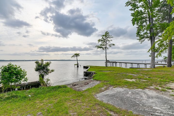 Riverfront Edenton Condo w / Porch & Boat Ramp!