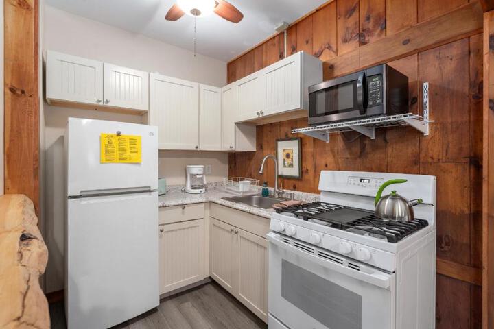 Hide-A-Way - Two Bedroom Cottage Lakeside
