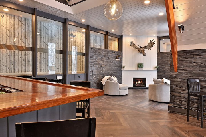 The Birch Ridge: Owners Suite #5 - Queen / sofa Bed Suite in Killington. Hot Tub. Renovated. 1 Bedroom Home