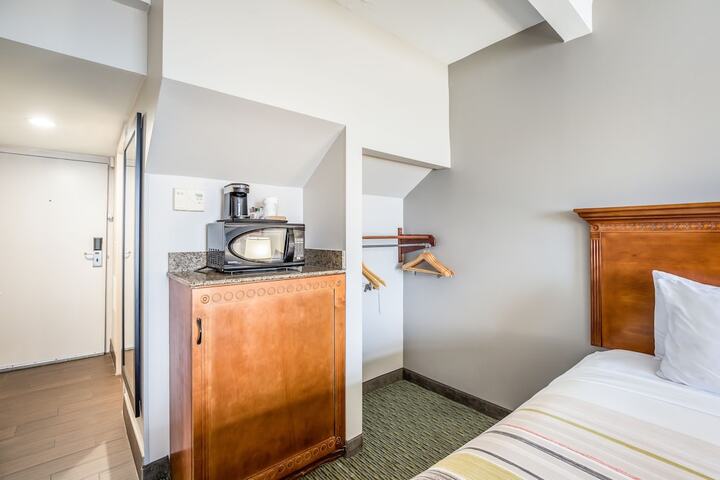 Room 11 of 34