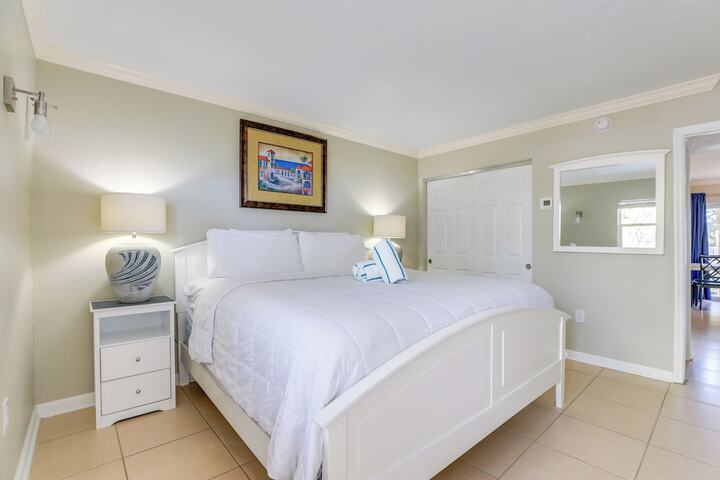 Sunlit Longboat Key Escape w / Private Resort Beach