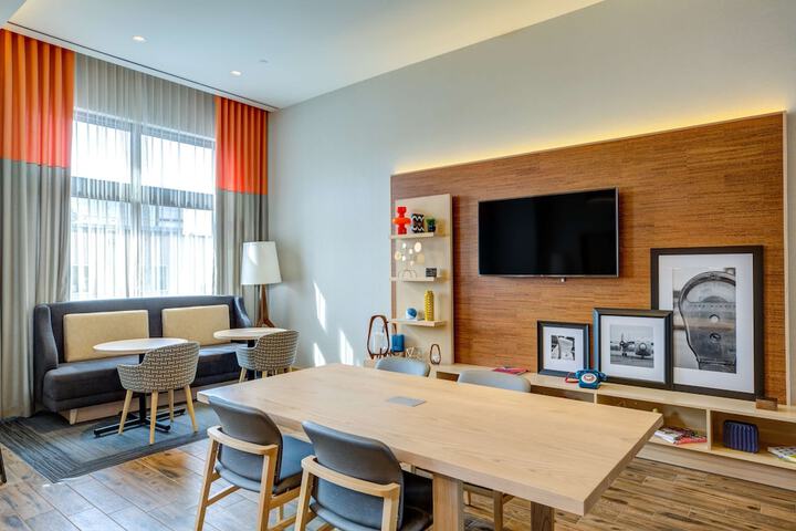 Hampton Inn & Suites Boston / Waltham