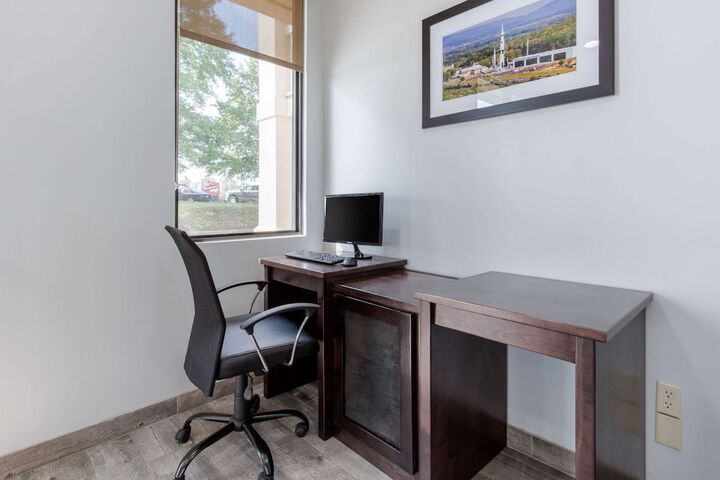 Business Center 24 of 27