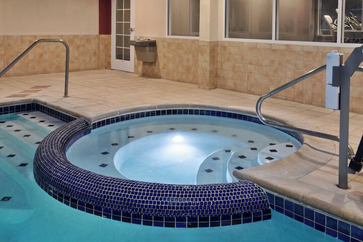 Holiday Inn Express Hotel & Suites Grand Rapids-North by IHG