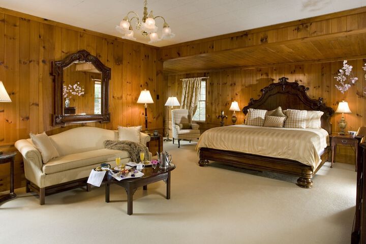 1906 Pine Crest Inn