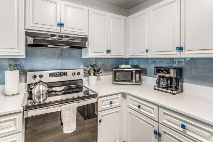 Oak Island Beachfront Condo w / Community Pool