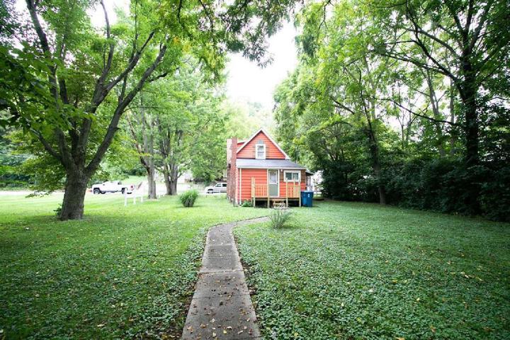 Downtown 2 Bedroom Cottage Sleeps 6, Walking Distance to Honeywell, Downtown Restaurants, Shopping