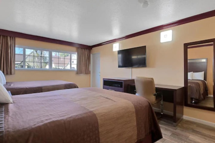Americas Deluxe Inn