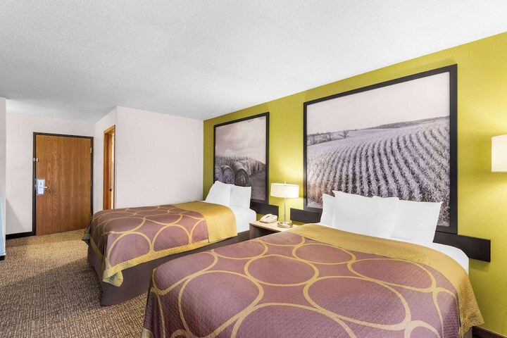 Super 8 by Wyndham Oelwein