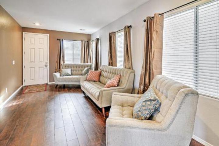 Single House 7 Miles to Strip and Town Center