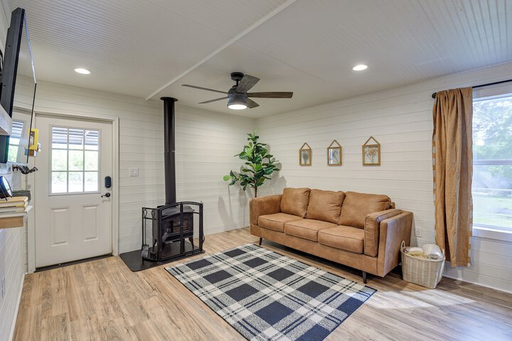 Dog-friendly Home w / Yard & Fire Pit in Midlothian